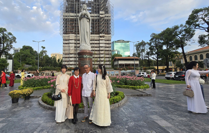 Bên cạnh Bưu điện Thành phố, Nhà thờ Đức Bà cũng là điểm đến của các nhóm du xuân sớm.