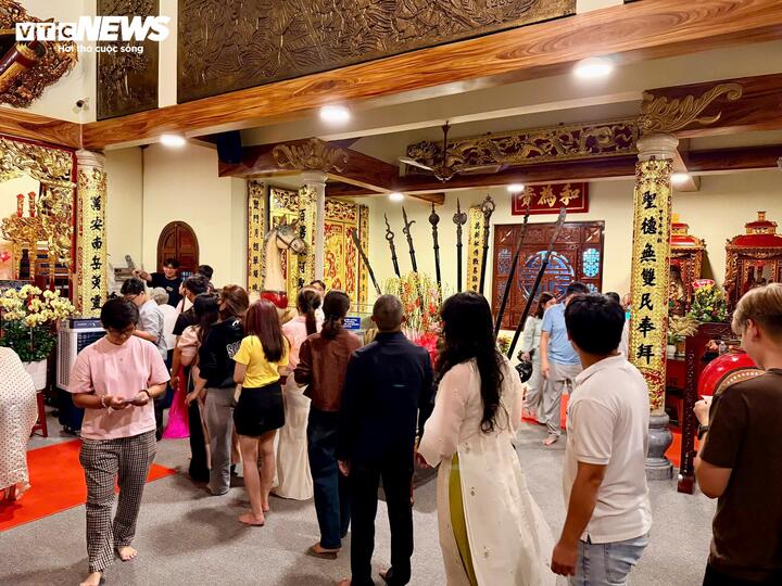 Người dân nườm nượp đi lễ Đền Đức Thánh Trần ngay thời khắc chuyển giao năm mới - 8