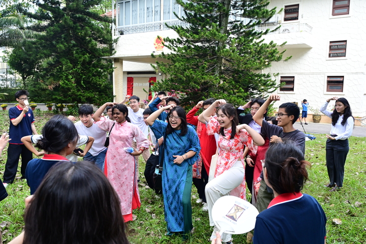 Các trò chơi dân gian diễn ra sôi nổi.