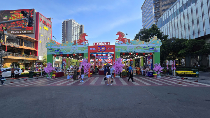 Theo ghi nhận của phóng viên Báo điện tử VTC News, sáng sớm mùng 1 Tết, rất nhiều người dân và khu khách ở TP.HCM chọn Đường sách là điểm đến đầu tiên trong hành trình du xuân của mình.