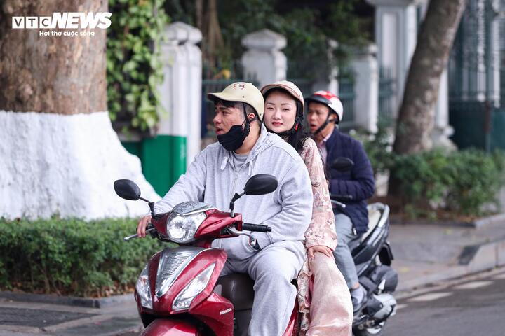 Cảnh vắng lặng hiếm thấy của đường phố Hà Nội, TP.HCM sáng mùng 1 Tết - 16