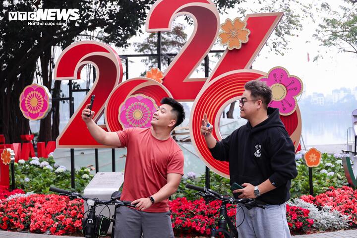 “Tranh thủ sáng sớm khi đường phố còn vắng, tôi và bạn rủ nhau đạp xe dạo quanh, ngắm phố phường và tận hưởng không khí yên bình của Hà Nội ngày mùng 1 Tết” bạn trẻ này chia sẻ.