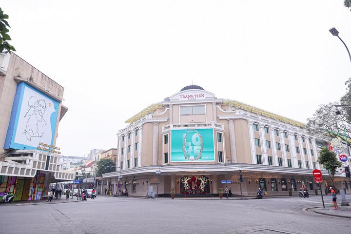 Khu vực ngã tư Tràng Tiền Plaza trong sáng mùng 1 Tết thưa vắng khác thường, trái ngược hẳn với cảnh tấp nập quen thuộc.
