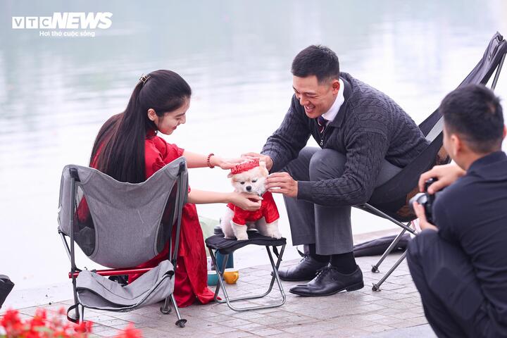 Cảnh vắng lặng hiếm thấy của đường phố Hà Nội, TP.HCM sáng mùng 1 Tết - 19