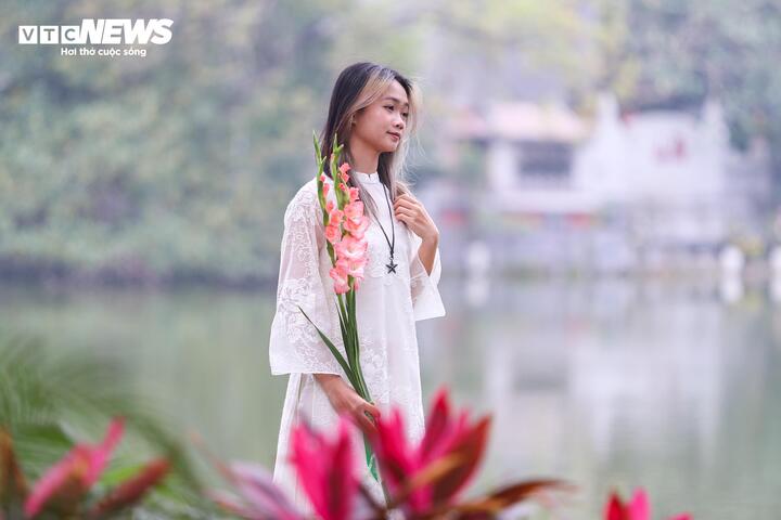 Cảnh vắng lặng hiếm thấy của đường phố Hà Nội, TP.HCM sáng mùng 1 Tết - 20