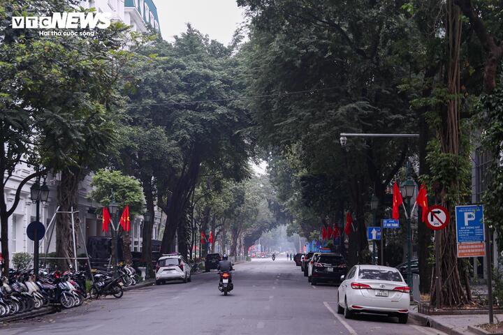 Cảnh vắng lặng hiếm thấy của đường phố Hà Nội, TP.HCM sáng mùng 1 Tết - 15