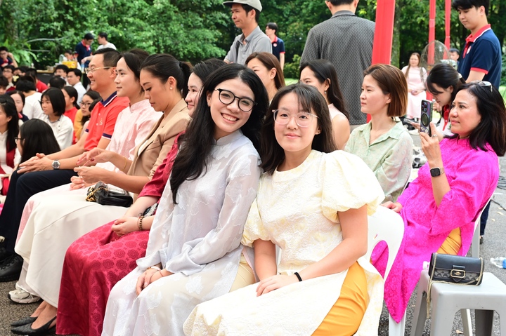 Các nữ du học sinh xúng xính áo dài.