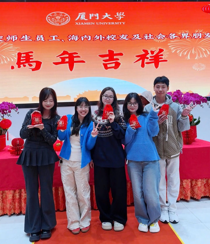 Huyền Trang cùng các bạn đón Tết tại Đại học Hạ Môn, Trung Quốc.