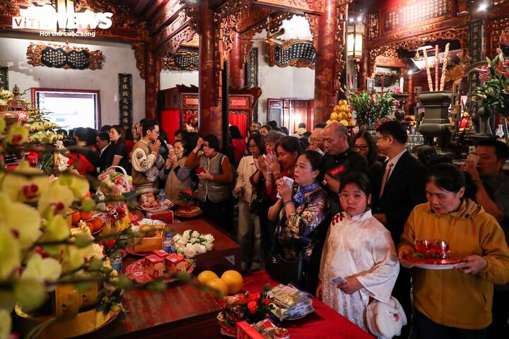 Biển người đổ về đền, chùa ở Hà Nội cầu an trong ngày đầu năm mới - 7