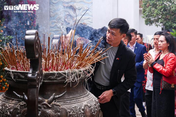 Người dân thành kính dâng hương, gửi gắm những lời cầu chúc tốt đẹp cho bản thân và gia đình trong năm mới.