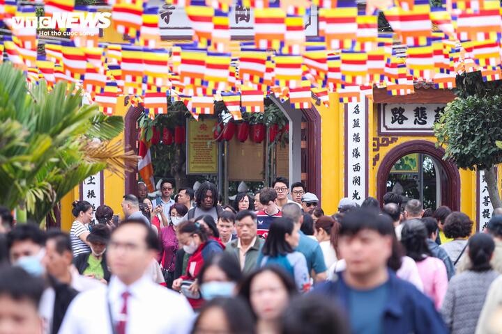 Sáng mùng 1 Tết, thời tiết Hà Nội nắng ấm, hàng nghìn người dân Thủ đô đổ về đình, chùa dâng hương, lễ Phật, gửi gắm mong ước một năm mới bình an, may mắn.