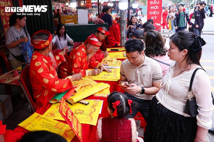 Dịch vụ viết sớ bên ngoài phủ Tây Hồ rất hút khách