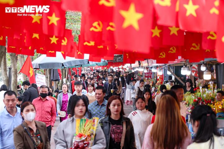 Biển người đổ về đền, chùa ở Hà Nội cầu an trong ngày đầu năm mới - 11