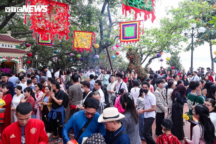 Biển người đổ về đền, chùa ở Hà Nội cầu an trong ngày đầu năm mới - 17