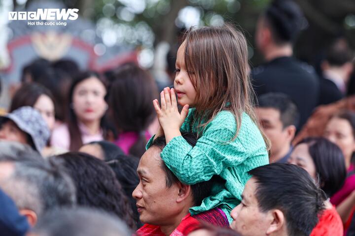 Biển người đổ về đền, chùa ở Hà Nội cầu an trong ngày đầu năm mới - 14