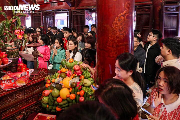 Người dân nườm nượp đổ về Văn Miếu xin chữ đầu năm - 7