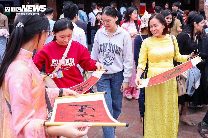 Người dân nườm nượp đổ về Văn Miếu xin chữ đầu năm - 12