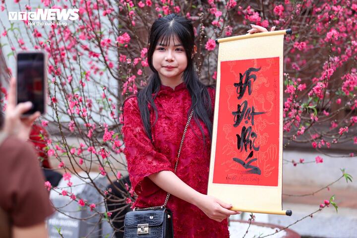 Người dân nườm nượp đổ về Văn Miếu xin chữ đầu năm - 13