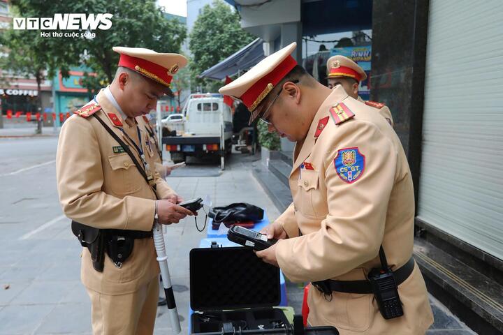 Từ 10h ngày 17/2 (mùng 1 Tết), lực lượng CSGT trên toàn quốc đồng loạt ra quân kiểm tra, xử lý vi phạm nồng độ cồn với tinh thần “không kiêng nể ngày Tết, không bỏ lọt vi phạm”.
