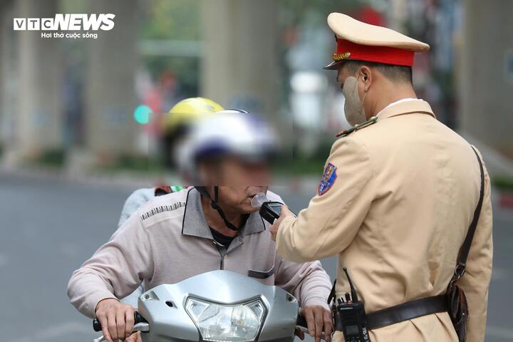 Tại Hà Nội, Phòng CSGT Công an TP Hà Nội đồng loạt triển khai kế hoạch tới các đội CSGT. Nhiều tổ công tác được bố trí tại các tuyến đường, nút giao thông trọng điểm trên địa bàn.