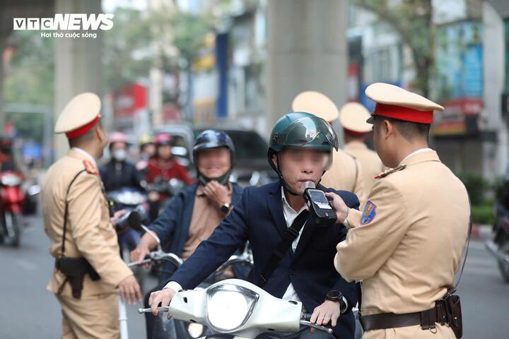 Tại điểm kiểm tra của Đội CSGT đường bộ số 6, Trung tá Phạm Văn Chiến cho biết đơn vị bố trí 6 tổ công tác trên các tuyến phụ trách, tập trung xử lý vi phạm nồng độ cồn với người điều khiển ô tô, xe máy và xe đạp.