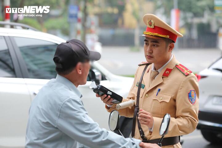 CSGT Hà Nội kiểm tra nồng độ cồn mùng 1 Tết, nhiều tài xế bị xử phạt - 4
