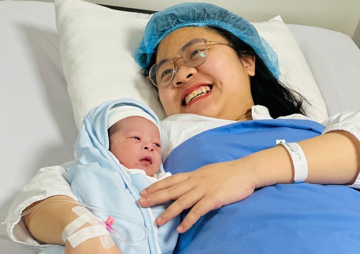 Sản phụ sinh con tại Bệnh viện Phụ sản Trung ương trong thời khắc chào đón năm mới.