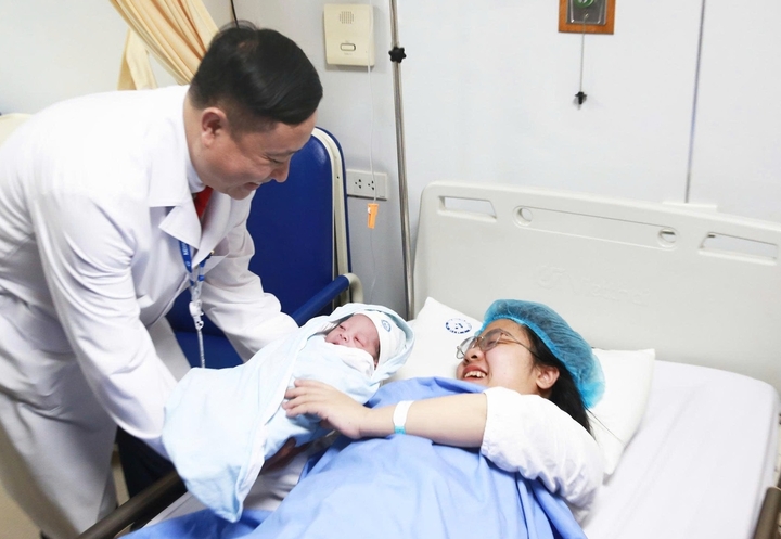 Lãnh đạo bệnh viện chúc mừng gia đình.