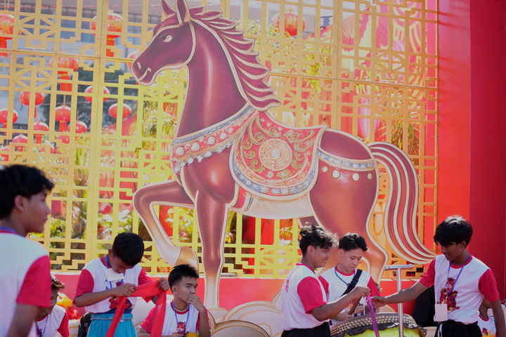 Nhóm nghệ sỹ người Hoa địa phương tập trung biểu diễn trong lễ kỷ niệm Tết Nguyên đán Bính Ngọ tại sân vận động Thuwunna, Myanmar. (Ảnh AP)