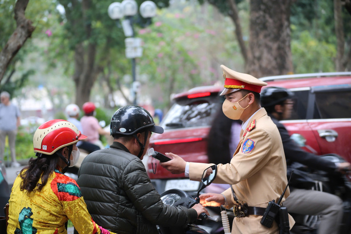 CSGT Hà Nội kiểm tra nồng độ cồn sáng mùng 1 Tết Nguyên đán.