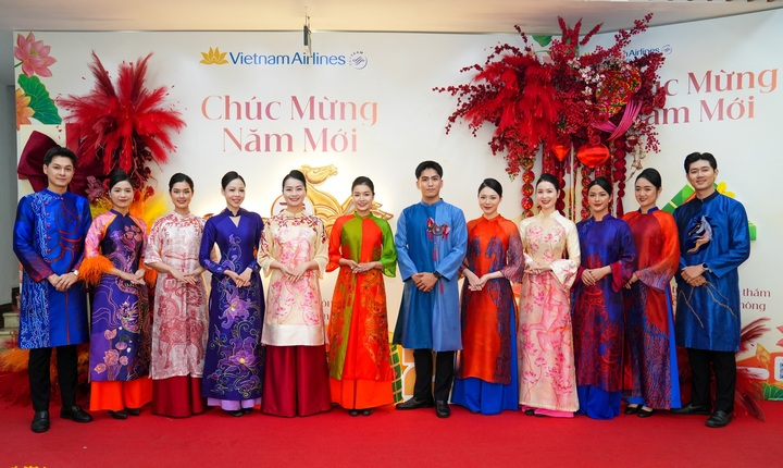 Vietnam Airlines mang không khí Tết đến từng chuyến bay.