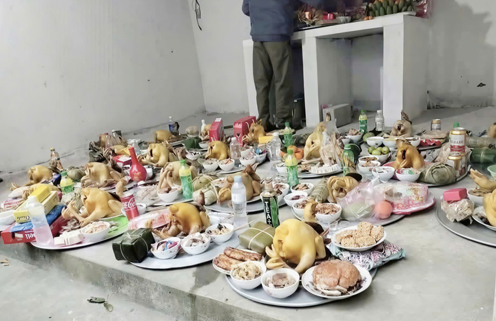 Các mâm lễ cúng Thổ công được sắp xếp ngăn nắp. (Ảnh: Hà An)