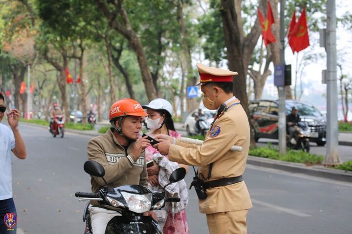 Lực lượng CSGT kiểm tra nồng độ cồn tài xế. (Ảnh: Cục CSGT)