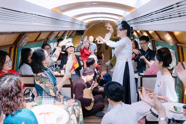 Tiết mục biểu diễn nghệ thuật dân gian trên tàu tái hiện không khí Tết xưa trong không gian văn hóa di động.