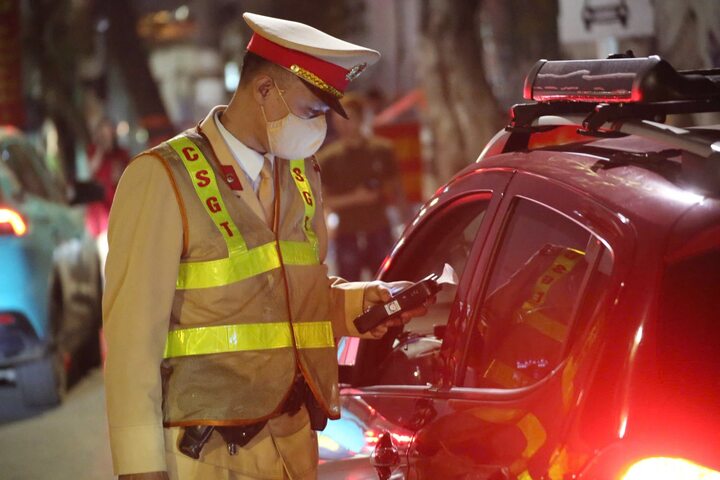 CSGT kiểm tra nồng độ cồn của tài xế.