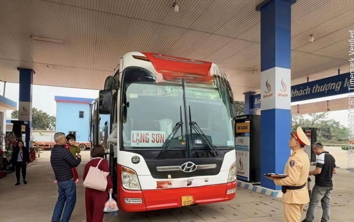 CSGT lập biên bản xử phạt.