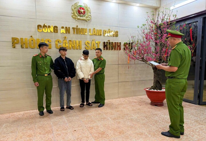 Công an Lâm Đồng đọc lệnh khởi tố 2 thanh niên cướp giật tiệm vàng. (Ảnh: CALĐ)