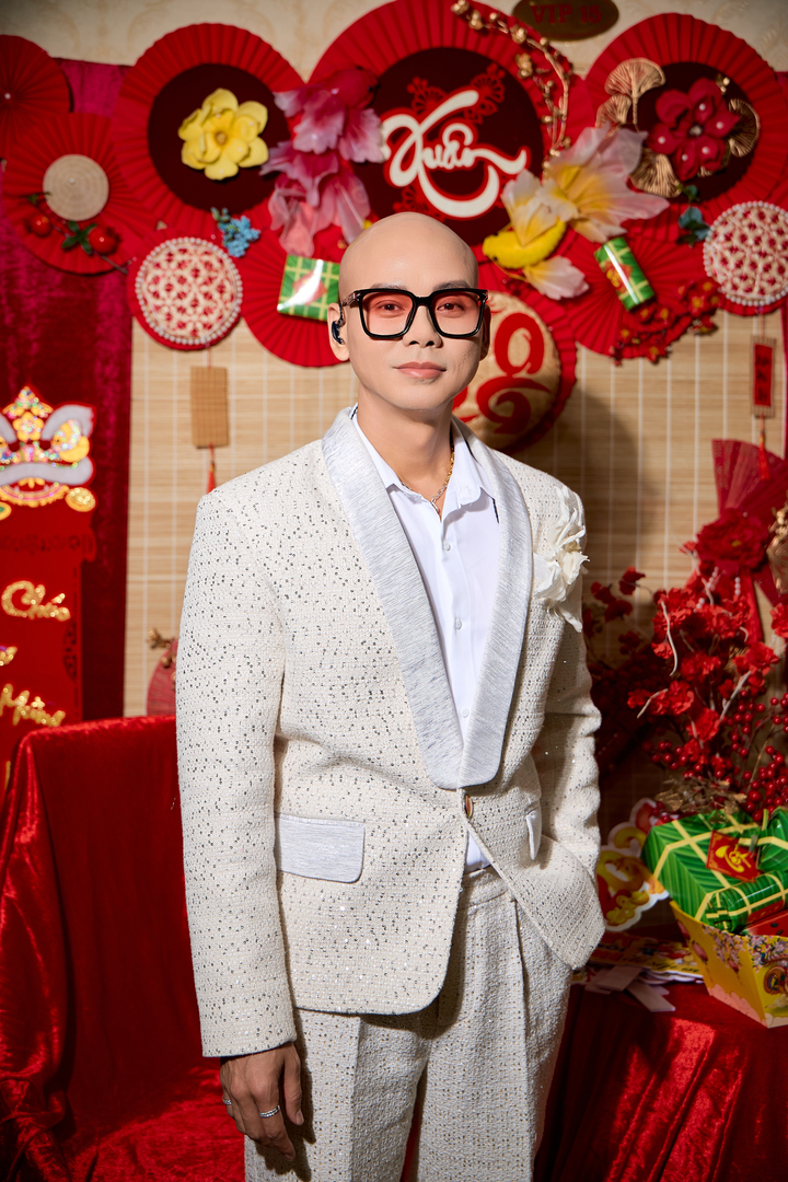 Nam ca sĩ Phan Đinh Tùng.