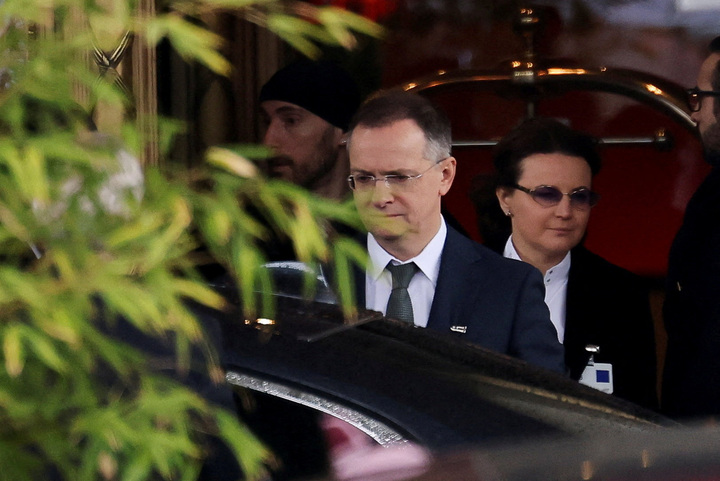 Trợ lý Điện Kremlin Vladimir Medinsky rời khách sạn sau khi vòng hòa đàm Nga-Ukraine do Mỹ làm trung gian kết thúc tại Geneva (Thụy Sĩ), ngày 18/2/2026. (Ảnh: REUTERS/Pierre Albouy)