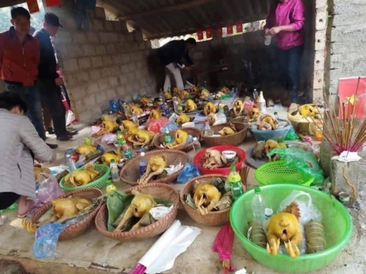 Người dân đi lễ cũng từ sớm. (Ảnh: Hà An)