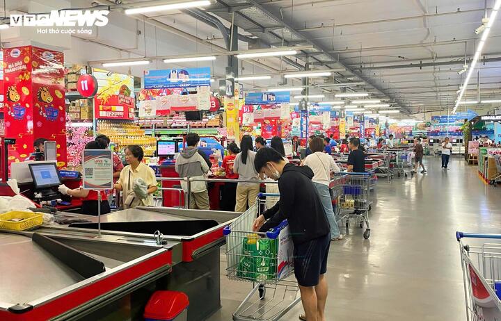 MM Mega Market duy trì khoảng 50% quầy thu ngân hoạt động trong ngày mùng 2 Tết để phục vụ nhu cầu mua sắm của người dân và du khách.