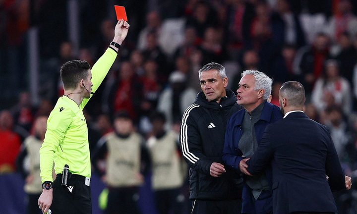 Mourinho bị phạt thẻ đỏ. (Ảnh: Reuters)