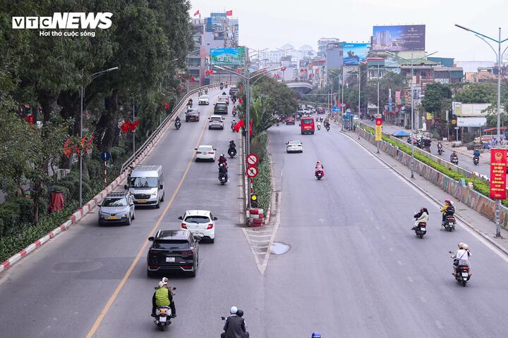 Người dân tấp nập du xuân, check-in loạt điểm nổi tiếng trung tâm Thủ đô - 4