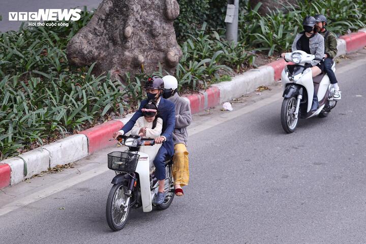 Mùng 2 Tết, người dân Thủ đô bắt đầu du xuân, tận hưởng trọn vẹn không khí những ngày đầu năm mới Bính Ngọ.