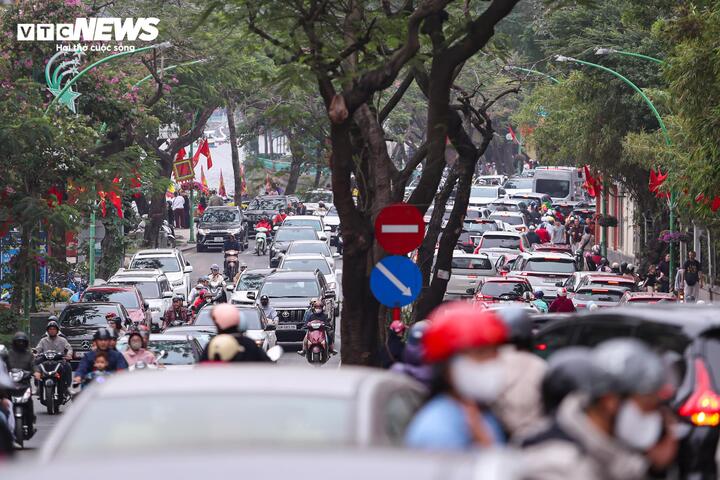 Người dân tấp nập du xuân, check-in loạt điểm nổi tiếng trung tâm Thủ đô - 2