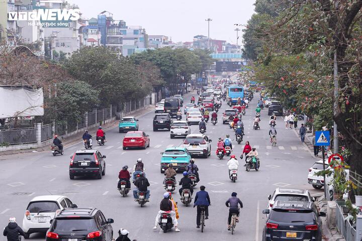 Người dân tấp nập du xuân, check-in loạt điểm nổi tiếng trung tâm Thủ đô - 5