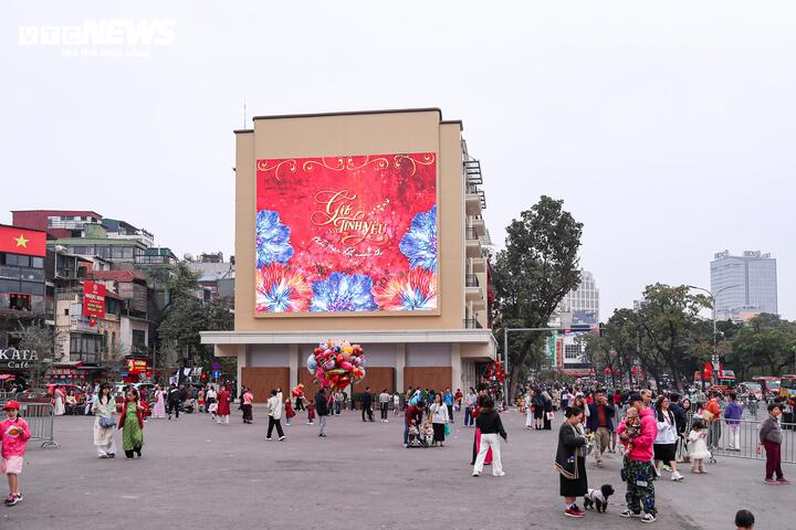 Tại khu vực quảng trường Đông Kinh Nghĩa Thục, dòng người đổ về vui chơi, tham quan, tạo không khí nhộn nhịp ngày đầu năm.