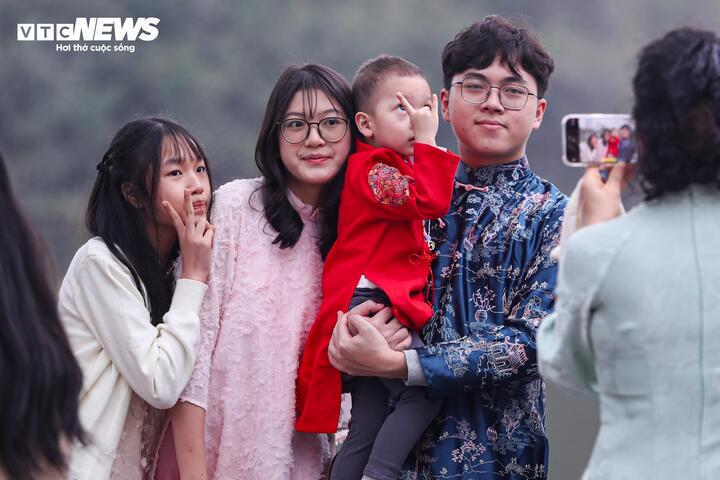 Người dân tấp nập du xuân, check-in loạt điểm nổi tiếng trung tâm Thủ đô - 10