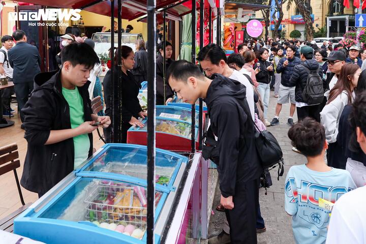 Người dân tấp nập du xuân, check-in loạt điểm nổi tiếng trung tâm Thủ đô - 16