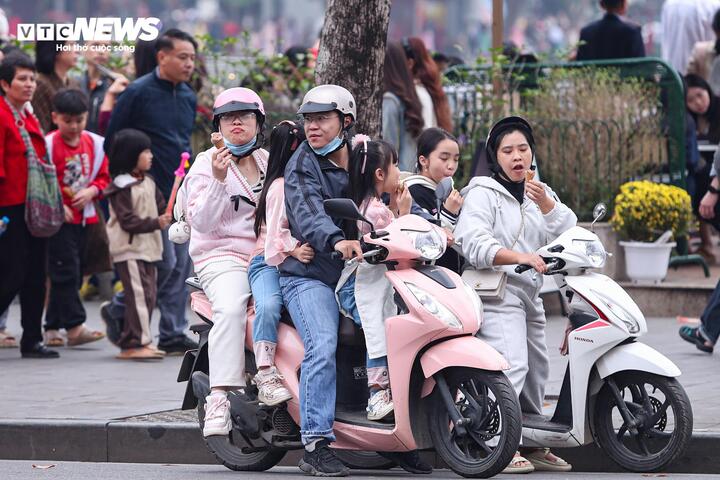 Người dân tấp nập du xuân, check-in loạt điểm nổi tiếng trung tâm Thủ đô - 17